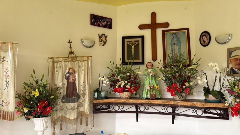 Altar de la capilla montado con arreglos florales para una ceremonia