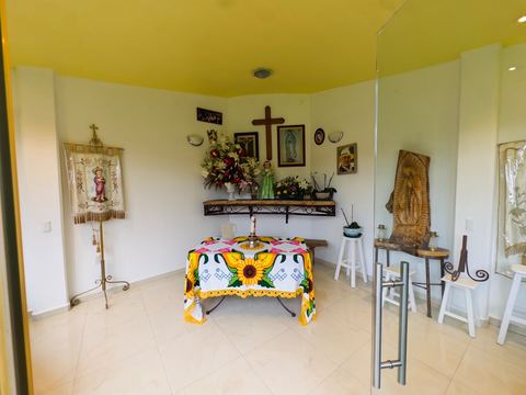 Interior de la capilla del jardín, con el altar al fondo