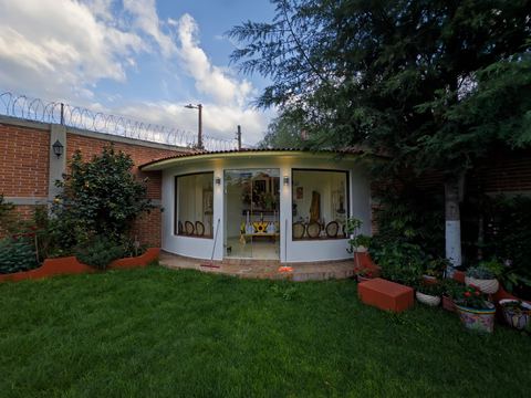 La capilla vista desde el jardín, a unos pasos del salón