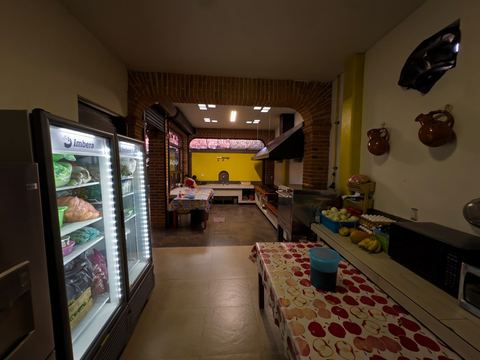 Cocina de servicio con estufa, barras de trabajo y refrigeración