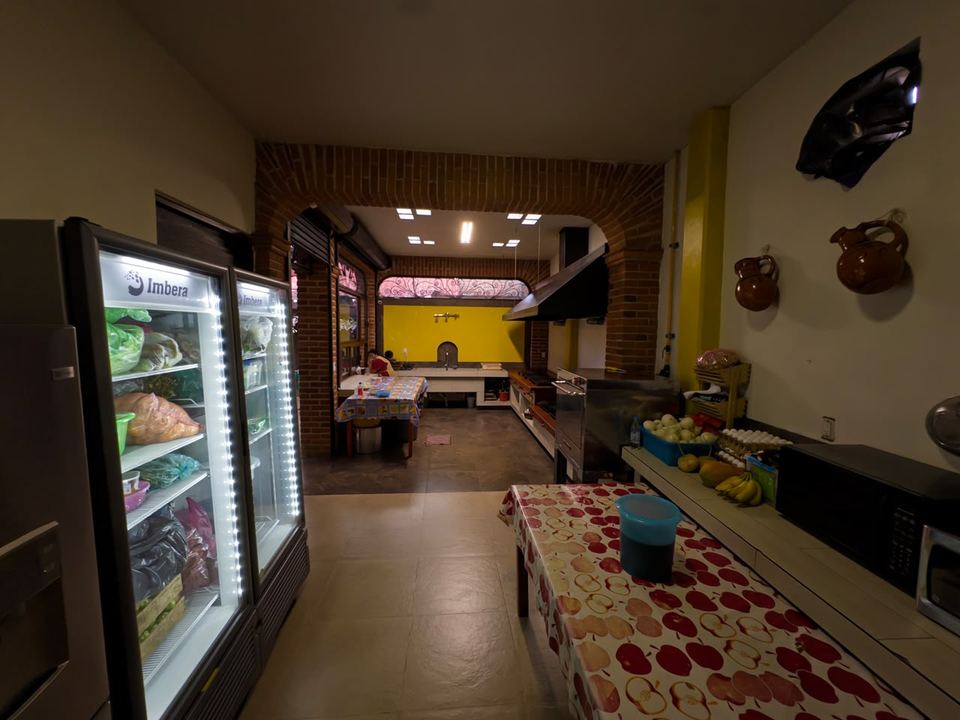 Cocina de servicio con estufa, barras de trabajo y refrigeración