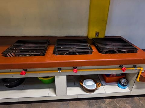 Estufa industrial de la cocina, con campana y planchas