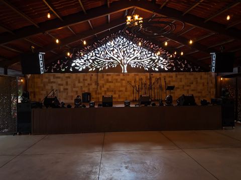 Escenario del salón, con el árbol calado retroiluminado al fondo