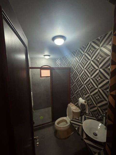 Baño completo de la habitación, con regadera